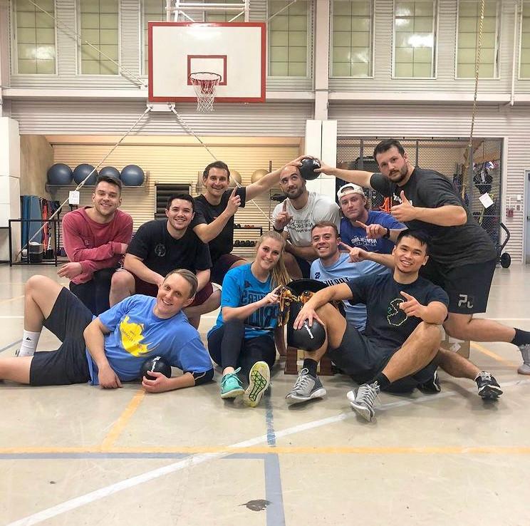 A group of students posing in front of a basketball hoop in the 芬利娱乐中心