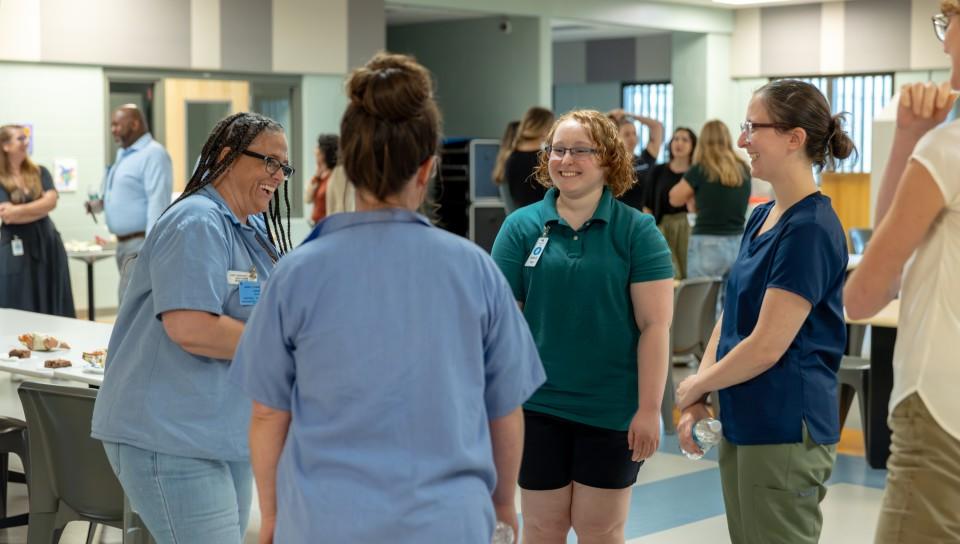 UNE students mingle with the residents of the 缅因州 Correctional Center. 